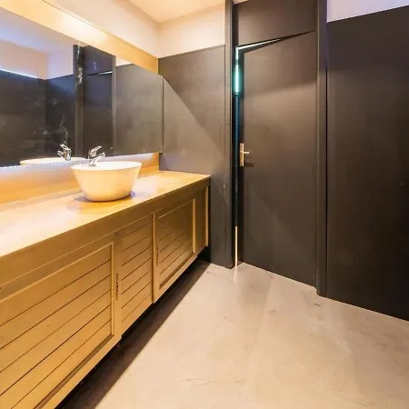 Spacious Near *