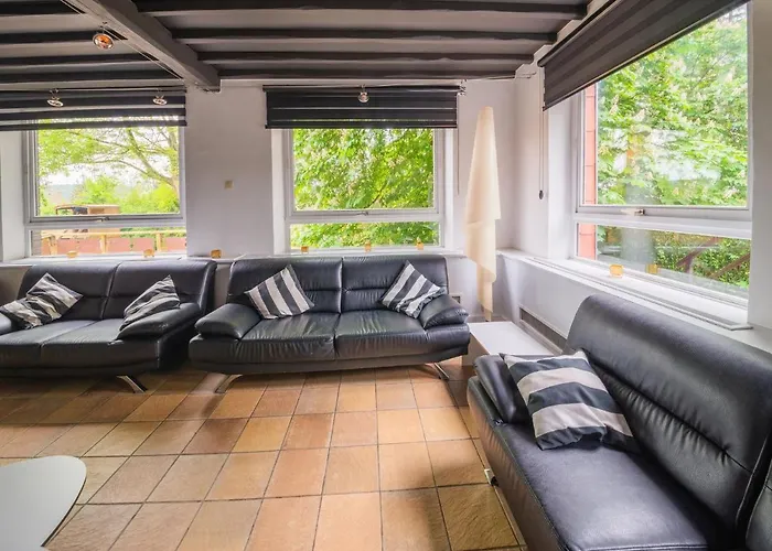 Spacious Near Holiday home *